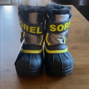 Never worn - SOREL kids commander size 5 boots